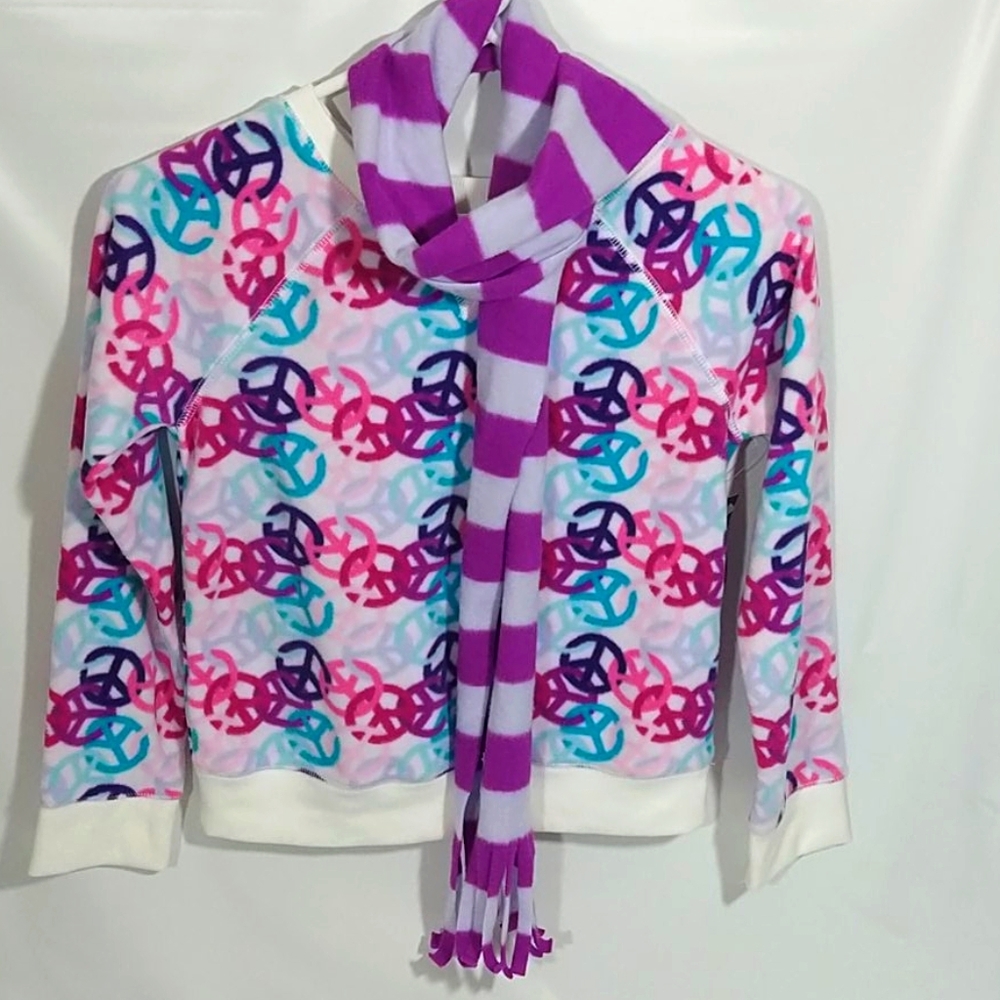 Girls Pullover Crew Neck Sweatshirt in a Medium